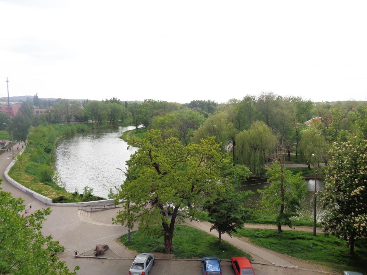 Староярмаркова с видом на парк и реку Кривой Рог Экстерьер фото
